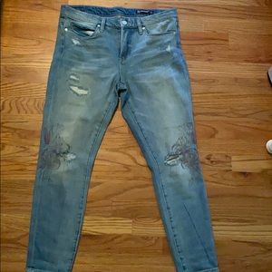 BLANK NYC light wash skinny jeans w/purple flowers